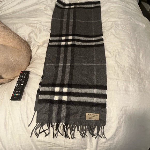 Burberry Classic cashmere scarf - Picture 2 of 3